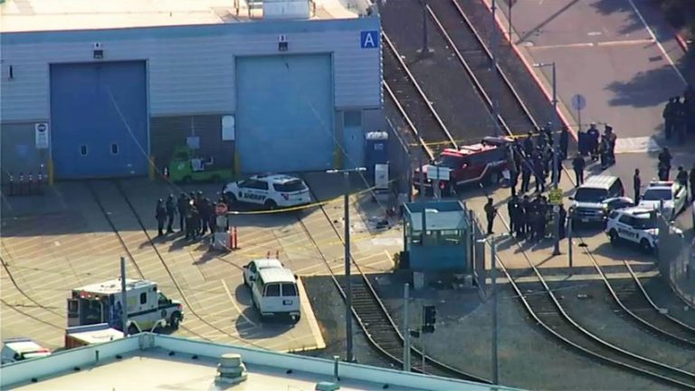 VIDEO | Atac armat în California: Cel puţin opt morţi