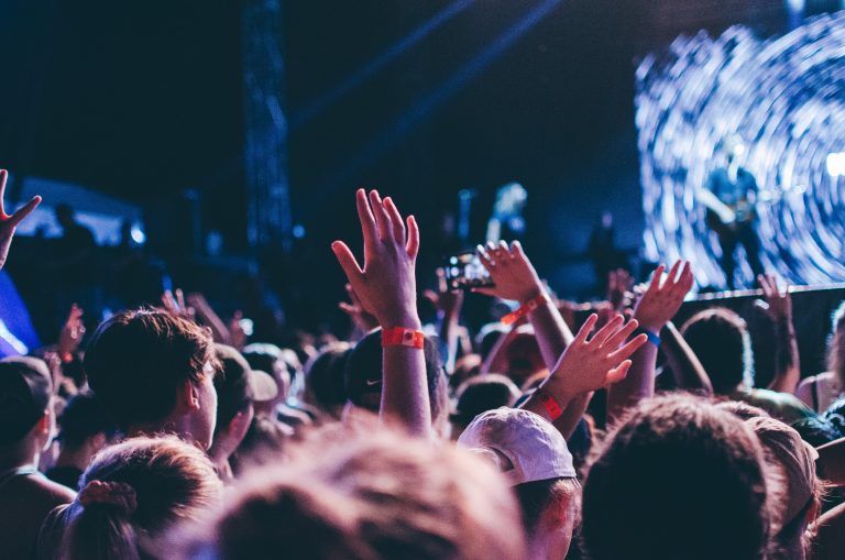 Organizatorii de concerte îl acuză pe Iohannis că este „părtaş” la tratamentul „nedrept” aplicat sectorului cultural