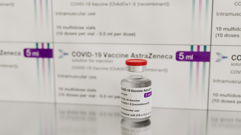Germania autorizează vaccinarea tuturor adulţilor cu AstraZeneca