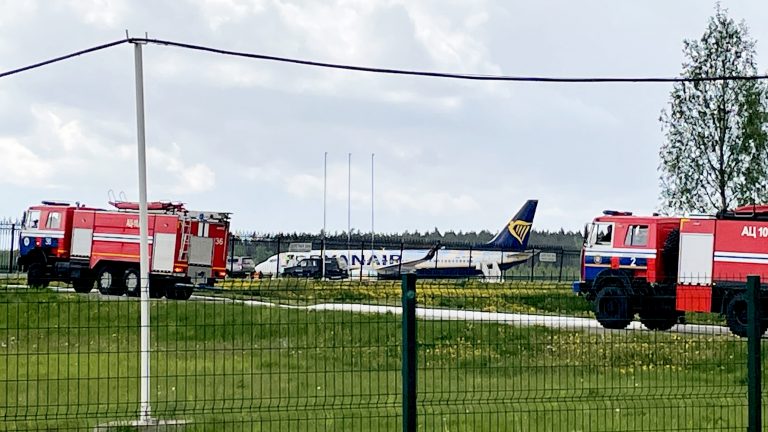 Scandal internațional: Un opozant belarus, arestat la Minsk după devierea unui avion cu destinaţia Vilnius; Lituania denunţă un ”act abject”