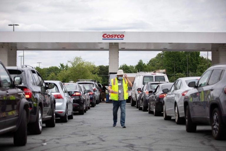 Consumatorii americani avertizaţi să nu transporte benzină în pungi de plastic. Automobiliştii panicaţi au luat cu asalt benzinăriile în mai multe state