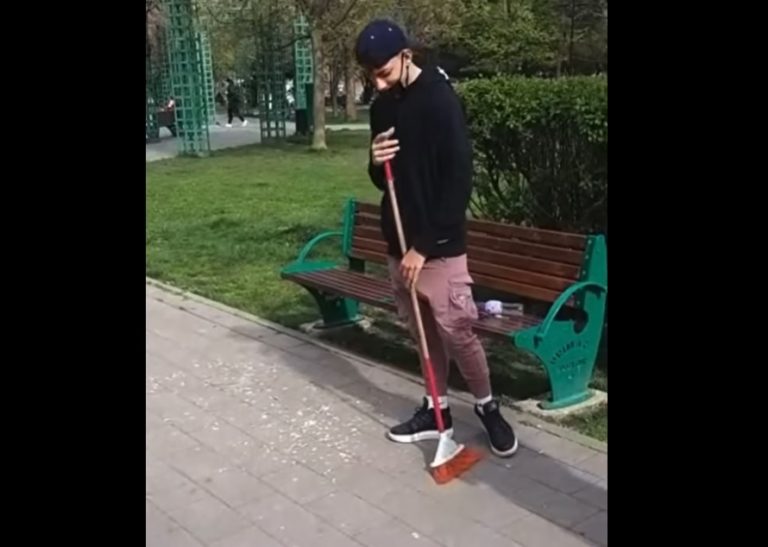 VIDEO | Sectorul 5: Persoane prinse că aruncau coji de semințe pe jos, puse de polițiști să măture