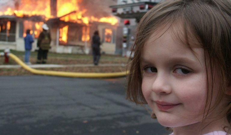 Meme-ul „Disaster Girl”, o fotografie virală de pe internet, vândută cu mai mult de 400.000 de dolari