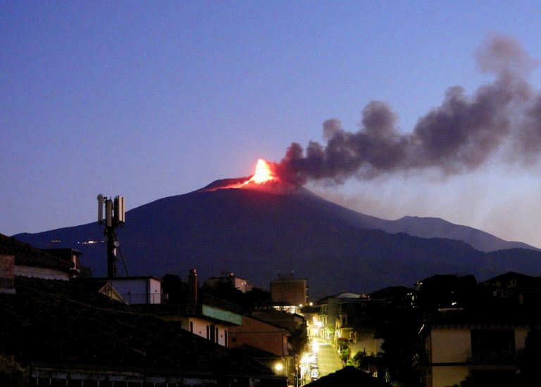 Vulcanii Stromboli şi Etna au erupt în aceeaşi zi