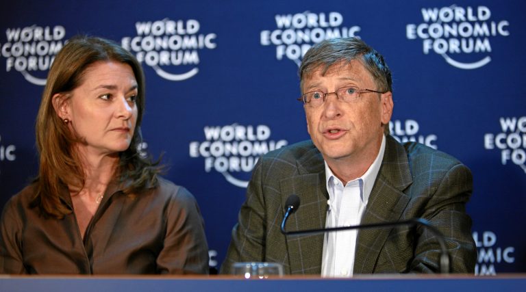 WSJ: Melinda Gates s-a întâlnit cu avocaţi specializaţi în divorţuri încă din 2019. La despărțirea lor ar fi contribuit relația dintre Bill Gates și Jeffrey Epstein, condamnat pentru infracţiuni sexuale