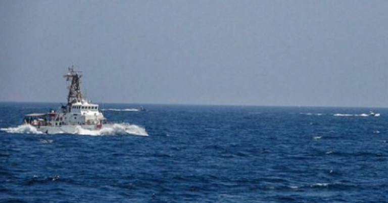 VIDEO | Incident în strâmtoarea Ormuz. O navă a SUA a tras focuri de averisment spre 13 vedete iraniene