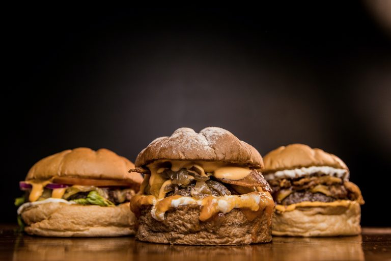 STUDIU: Substanţe chimice nocive, detectate în ambalaje şi recipiente folosite de reţele fast-food din Europa