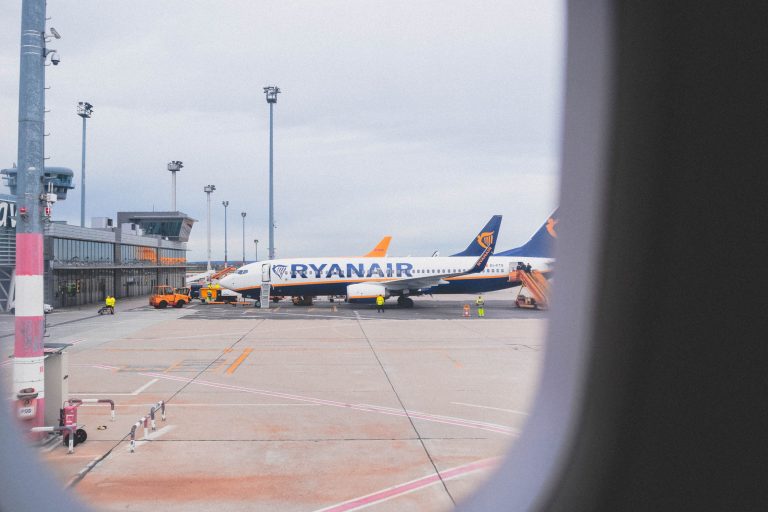 Companiile aeriene care survolează Belarusul nu vor mai avea acces în Letonia