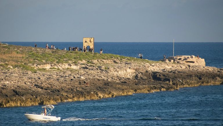 Corpuri de copii morți, aduse de valuri pe plajele din Libia, după ce ar fi încercat să ajungă în Europa