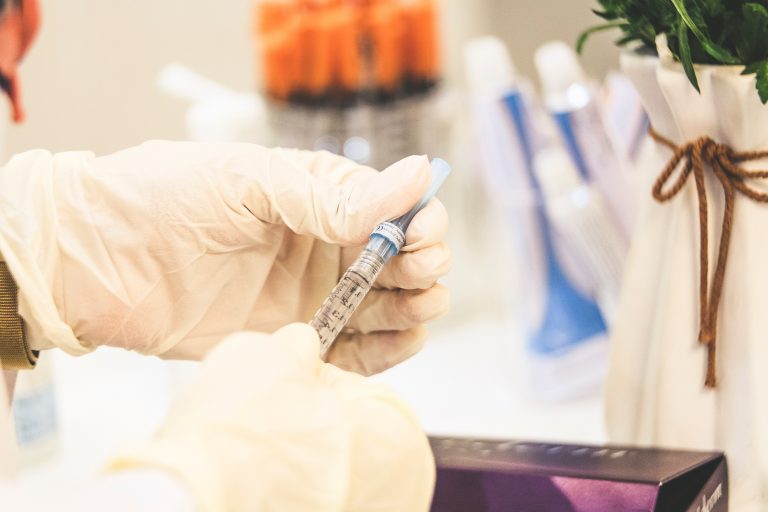 Eroare halucinantă: O italiancă, vaccinată, din greşeală, cu şase doze de Pfizer
