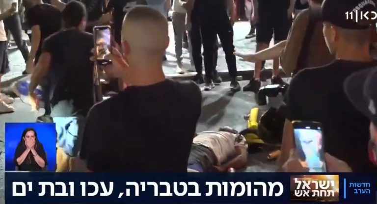 VIDEO | Scene cutremurătoare lângă Tel Aviv: Atacarea cu cruzime a unui bărbat, presupus arab, difuzată în direct la televiziune