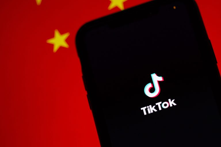 TikTokizarea politicii globale. Aplicația dezvoltată de China amestecă războaiele reale cu războaiele culturale în mediul online – cazul Israel