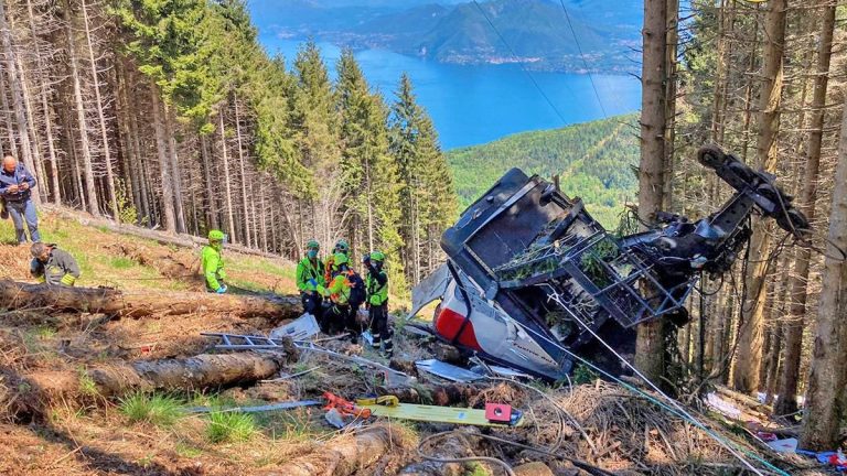 Frâna de urgență nefuncțională și un cablu rupt, printre cauzele accidentului de teleferic din Italia în urma căruia au murit 14 oameni