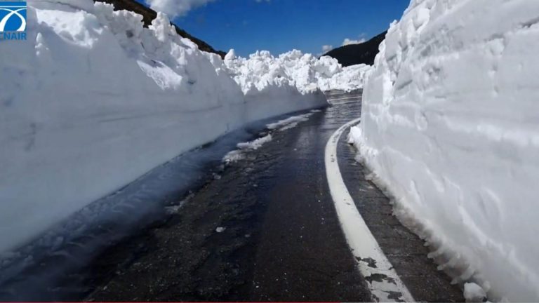 VIDEO  Nămeți de 6 metri pe Transfăgărășan. Deszăpezirea ar putea dura mai multe săptămâni