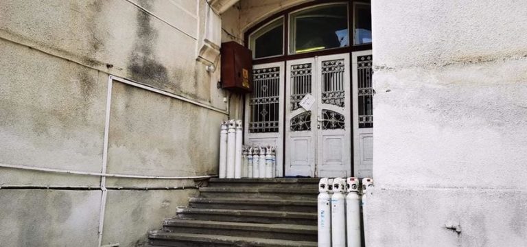 Emanuel Ungureanu reclamă din nou pericol de explozie la Spitalul Judeţean Mureş: „Conducerea inconştientă a acestui spital a mutat tuburile de oxigen la intrarea în spital”