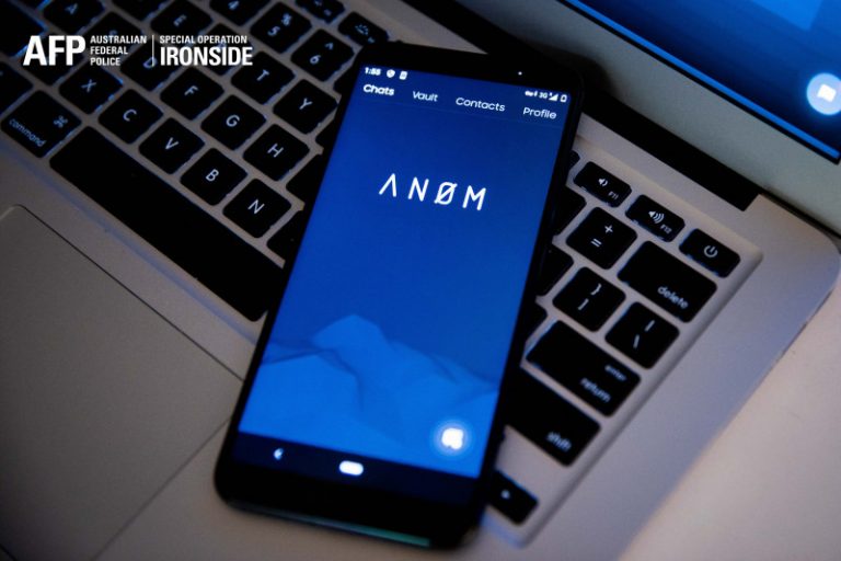 Operaţiune fără precedent a poliţiei internaţionale, soldată cu 800 de arestări, datorită unei aplicații controlate de FBI