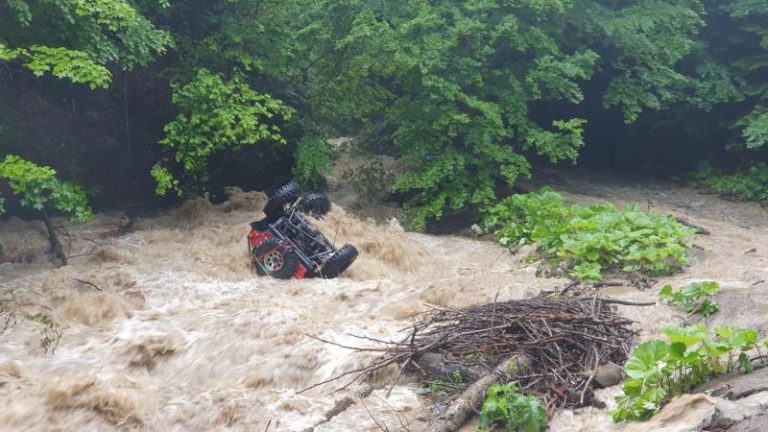 Drumuri din Prahova, Brașov și Argeș, distruse de viituri. 24 de turiști au fost salvați în Munții Bucegi