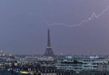 Furtuni violente în Franța: Doi morţi / Două camioane răsturnate / Mii de gospodării fără curent