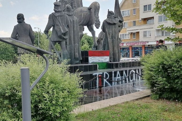 Covasna | Tineri de 16-17 ani, cercetați pentru vandalizarea grupului statuar Mihai Viteazu
