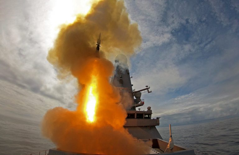 Londra contrazice Moscova: Nu au fost trase focuri în direcţia HMS Defender şi nu recunoaştem alegaţia că au fost lansate bombe în calea sa