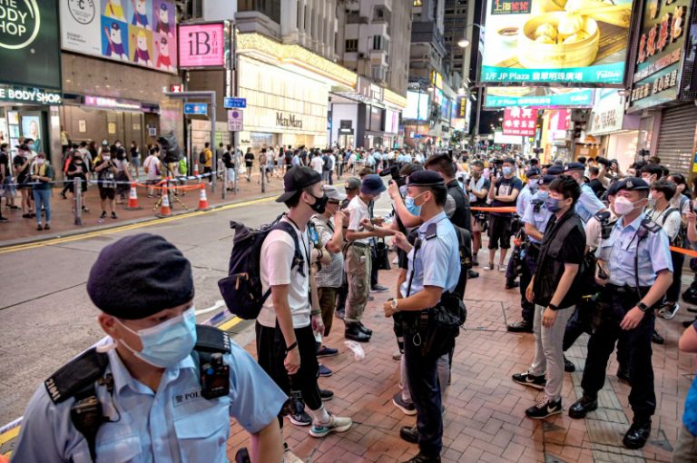 Arestări la Hong Kong. Persoanele, printre care și liceeni, au fost reținute pentru că ar fi pus la cale atacuri teroriste