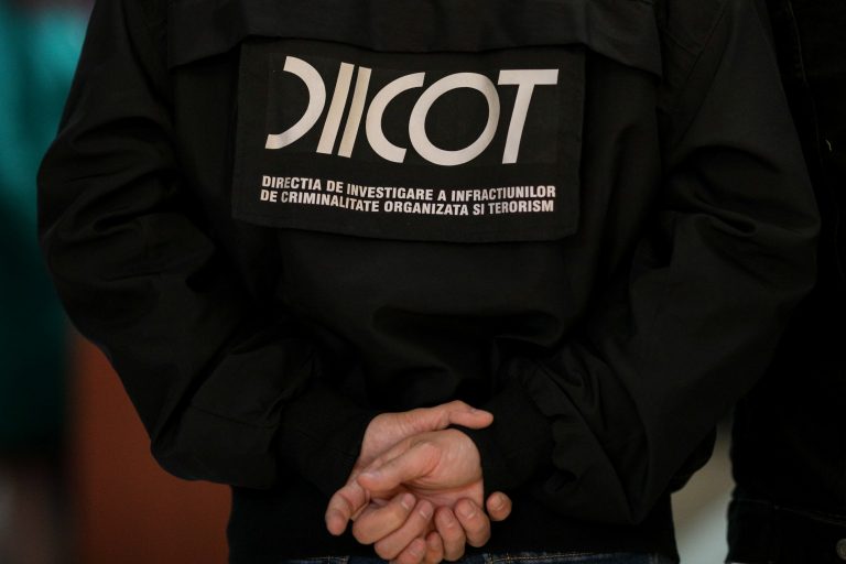 Film? Nu, realitate. Un traficant din Capitală a aruncat un rucsac plin cu heroină pe geam, care a căzut la picioarele poliţiştilor