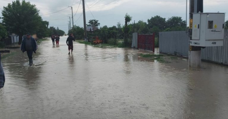 Galați: Peste 5000 de gospodării din 12 localităţi, afectate de inundaţii. Patru oameni au murit, sute de persoane au fost evacuate / ANM: Jumătate de ţară, sub avertizare cod galben de precipitaţii abundente