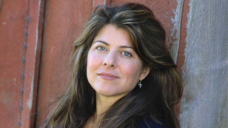Platforma Twitter a suspendat contul scriitoarei Naomi Wolf din cauza unor dezinformări despre vaccinurile anti-Covid