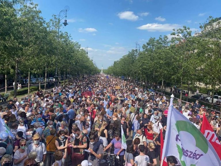VIDEO | Zeci de mii de oameni au mărşăluit la Budapesta împotriva guvernului lui Viktor Orban