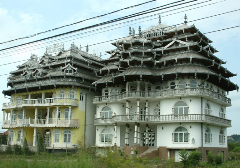 Fost deputat USR, propunere controversată: „Ce ar fi dacă palatele ţigăneşti din Huedin ar deveni un brand al Clujului?”