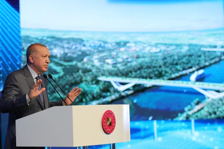 Sute de angajaţi ai municipalităţii din Istanbul, condusă de opoziţie, investigaţi pentru posibile legături cu grupări militante