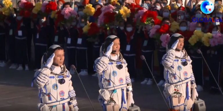 China a lansat prima misiune cu echipaj uman spre noua sa staţie spaţială
