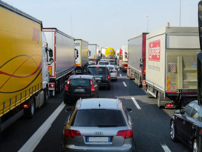 camioane trafic autostrada granita masini
