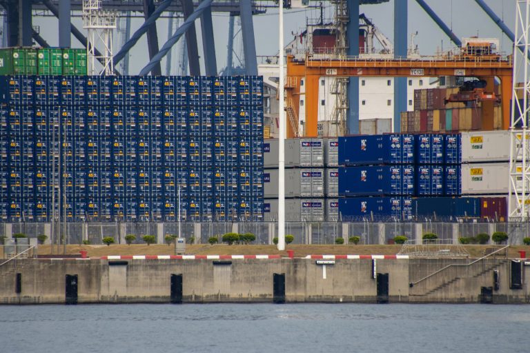 Transportul maritim primește o nouă lovitură, după criza Suezului: China poate provoca o penurie a cadourilor de Crăciun