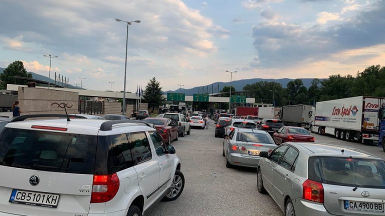 MAE: Întârzieri la frontiera dintre Bulgaria şi Republica Elenă; Ambasada României- demersuri pentru fluidizarea traficului