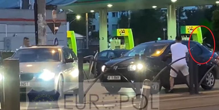 VIDEO | Poliţiştii au reţinut-o şi pe femeia care a lovit un autoturism, în timp ce prietenul ei a atacat cu crosa de golf şoferul