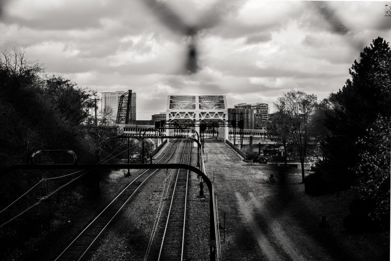 Dosar penal şi anchetă, după ce un tren de pasageri nu a respectat semnalele de oprire şi a rupt macazul la intrarea în staţia Goleşti