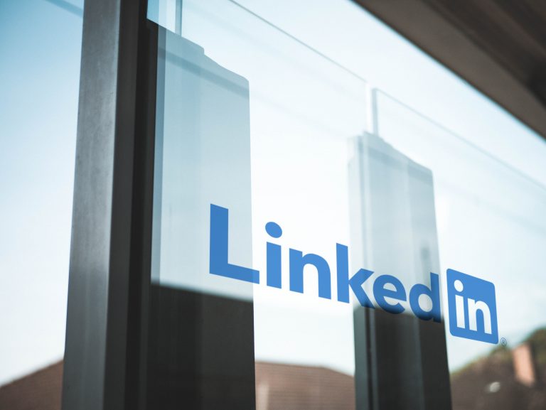 LinkedIn: Firma de spionaj Black Cube a vizat activişti şi jurnalişti maghiari înainte de alegerile din 2022