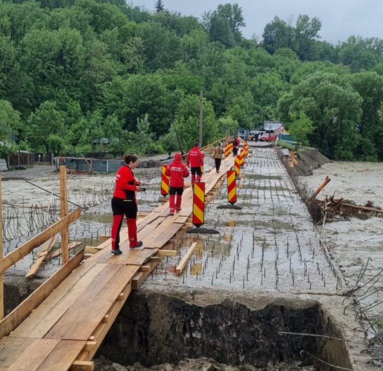 12 persoane izolate la Nereju au fost salvate cu ajutorul unei tiroliene