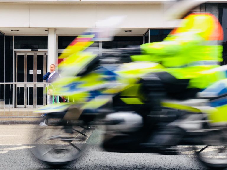 De ce au fost amenințați cu concedierea doi polițiști români din Marea Britanie la întoarcerea din România