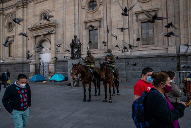 Un oraș cu șapte milioane de locuitori intră în lockdown, deşi 57% din populaţia ţintă a fost deja complet vaccinată