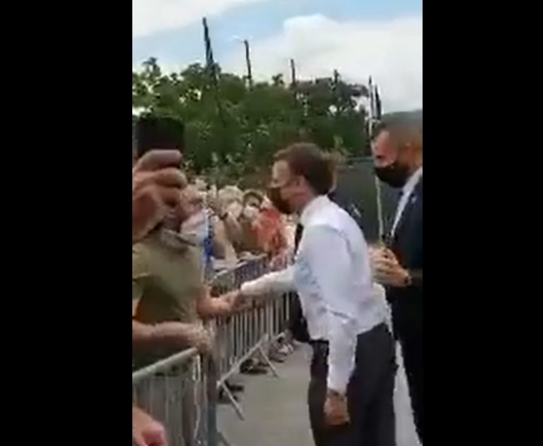 VIDEO | Macron, pălmuit de un protestatar în timpul unei vizite