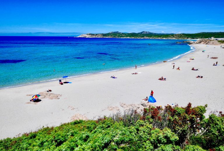 Zeci de oameni, amendați cu până la 3.000 de euro pentru că au luat nisip şi scoici de pe plajele din Sardinia