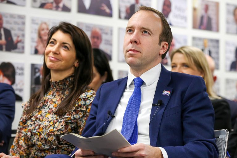 Ministrul britanic al Sănătății a demisionat după ce a încălcat regula distanțării sociale sărutând o consilieră