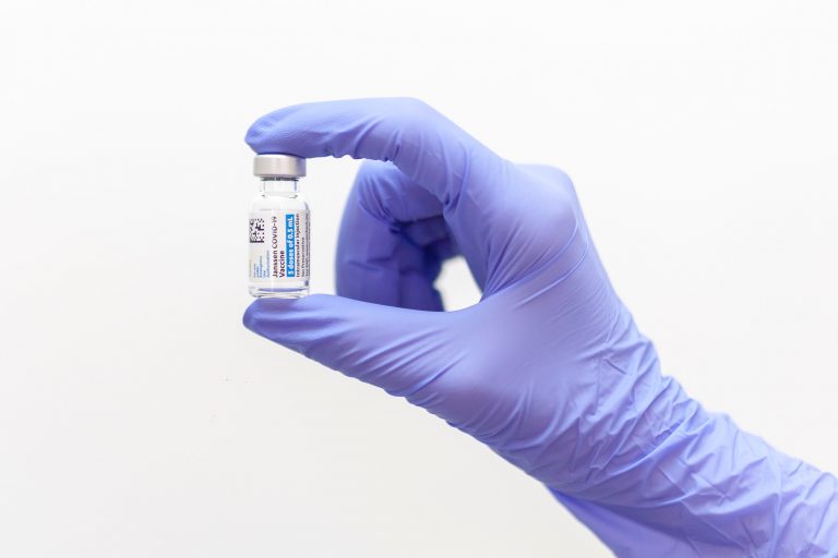 Doar 10% din populația lumii a fost vaccinată complet împotriva coronavirusului