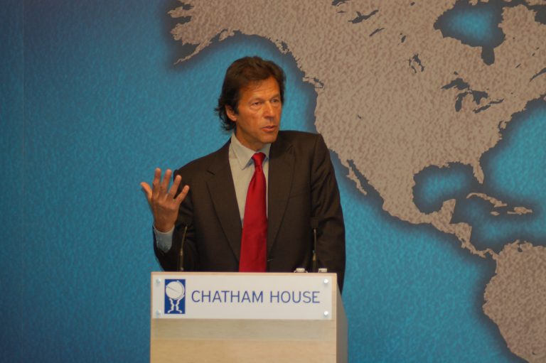 „Reflectă mentalitatea lui bolnavă”. Revoltă în Pakistan după ce premierul Khan a făcut o asociere între violuri şi modul în care se îmbracă femeile