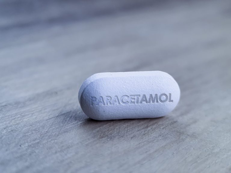 „Provocarea Paracetamol” de pe TikTok alarmează medicii: Pericol de leziuni ireversibile ale ficatului