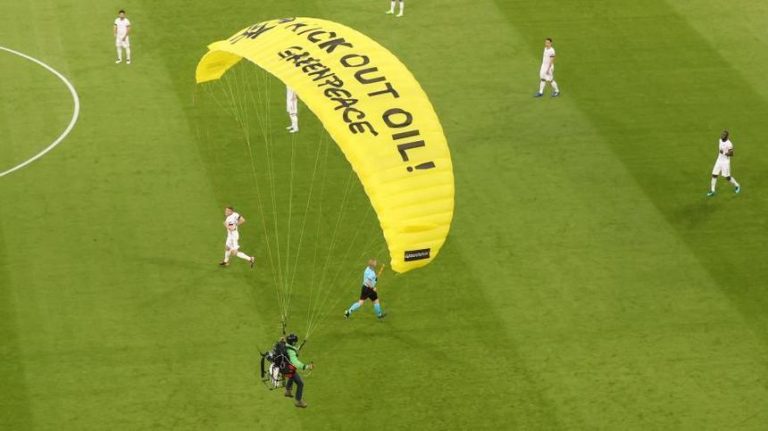 VIDEO | Un parapantist Greenpeace s-a încurcat în cablurile spidercam-ului arenei din Munchen, a rănit câţiva spectatori şi l-a speriat pe Deschamps