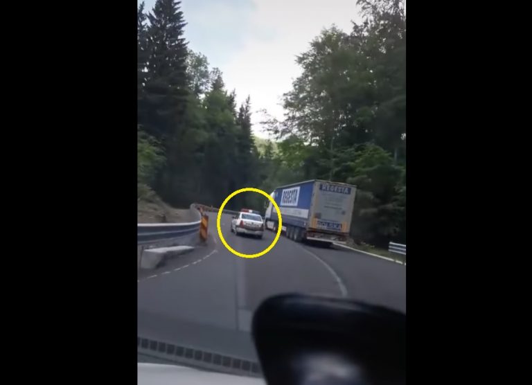 VIDEO | Scenă pe o șosea din România: o mașină de poliție execută o depășire „nebunească”. „Du-te, că e curbă. Hai!”