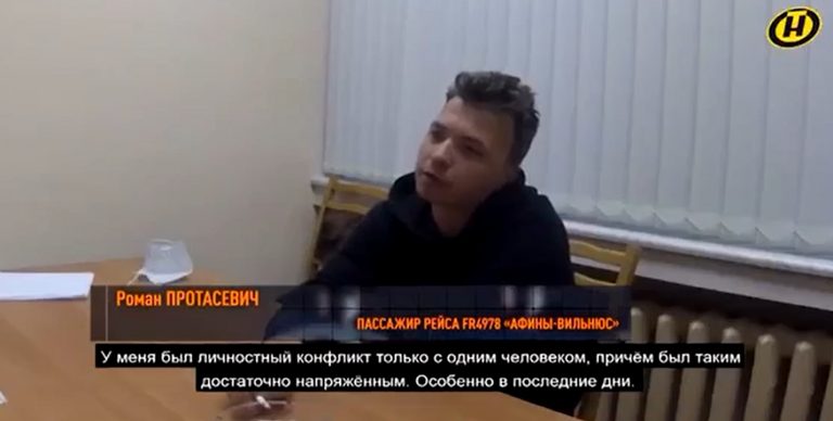 VIDEO | „Tot ce va spune va fi obţinut după ameninţări”. Televiziune națională din Belarus difuzează „confesiunea” lui Protasevici, în care acesta își recunoaște „vina”